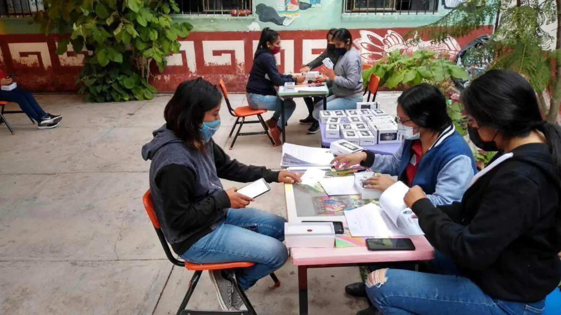 Docentes acuden regularmente con protocolos a las localidades para tutoreo.  Cortes_a SEP.